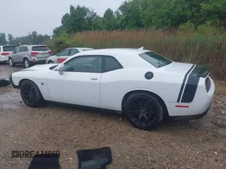 2018 Dodge Challenger R/T Scat Pack z VIN 2C3CDZFJ4JH228011, wystawiony jako IAAI lot #42242031 z przebiegiem 24 072 mil mil oraz . Historia ofert i sprzedaży dostępna na DreamBid. Obrazek 15.