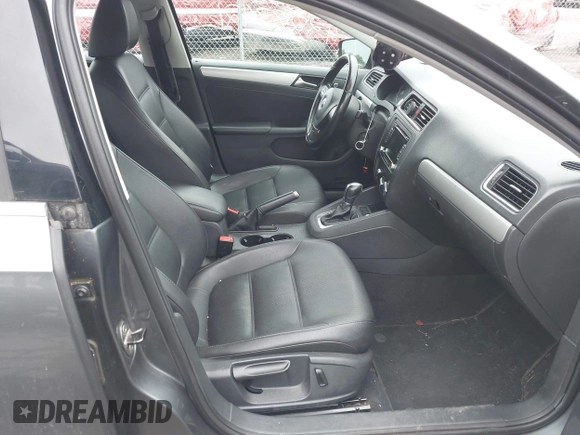 2013 Volkswagen Jetta SE z VIN 3VWDX7AJ3DM397748, wystawiony jako IAAI lot #42283421 z przebiegiem 195 928 mil mil oraz . Historia ofert i sprzedaży dostępna na DreamBid. Obrazek 5.