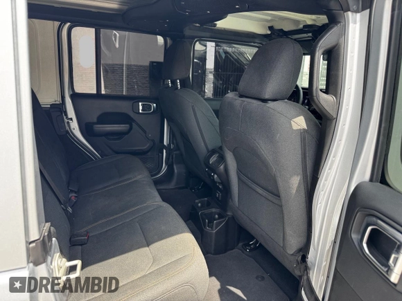 2024 Jeep Wrangler Sahara z VIN 1C4PJXEN6RW171855, wystawiony jako Copart lot #58272205 z przebiegiem 15 589 mil mil oraz Czysty tytuł • Clean title. Historia ofert i sprzedaży dostępna na DreamBid. Obrazek 6.