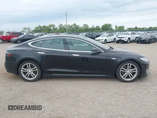 2013 Tesla Model S с VIN 5YJSA1CN1DFP08848, выставлен на аукционе IAAI как лот 42300243 с пробегом Не указан миль и . История ставок и продаж доступна на DreamBid. Изображение 12.