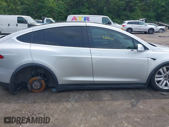 2016 Tesla Model X 70D z VIN 5YJXCAE25GF022898, wystawiony jako IAAI lot #39945988 z przebiegiem Nie podano mil oraz . Historia ofert i sprzedaży dostępna na DreamBid. Obrazek 12.