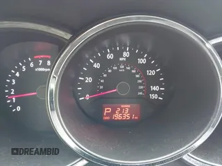 2013 Kia Sorento LX z VIN 5XYKT3A68DG386493, wystawiony jako IAAI lot #42102477 z przebiegiem 196 351 mil mil oraz . Historia ofert i sprzedaży dostępna na DreamBid. Obrazek 7.