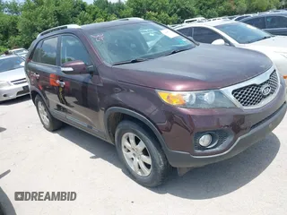 2012 Kia Sorento LX z VIN 5XYKT4A69CG257313, wystawiony jako IAAI lot #42444790 z przebiegiem 125 537 mil mil oraz . Historia ofert i sprzedaży dostępna na DreamBid. Obrazek 1.