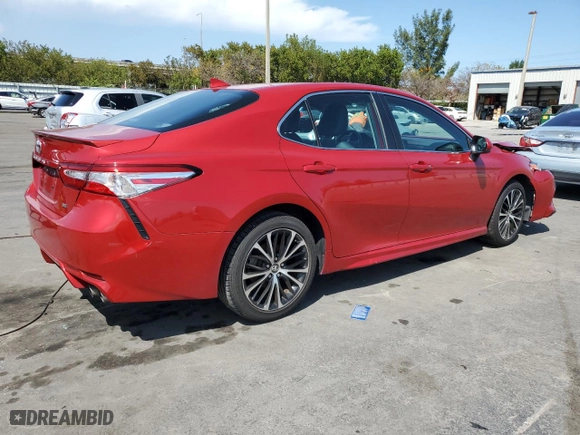 2020 Toyota Camry SE with VIN 4T1G11AK8LU336117, listed as a Copart auction lot 51085195 with 61,528 mi miles and Salvage Title. Bid and sale history available at carsss.com. Image 3.