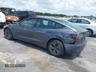 2023 Tesla Model 3 z VIN 5YJ3E1EA3PF435158, wystawiony jako IAAI lot #42356031 z przebiegiem 41 408 mil mil oraz . Historia ofert i sprzedaży dostępna na DreamBid. Obrazek 3.