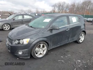 2012 Chevrolet Sonic LTZ z VIN 1G1JE6SH2C4114048, wystawiony jako IAAI lot #41678246 z przebiegiem 138 863 mil mil oraz . Historia ofert i sprzedaży dostępna na DreamBid. Obrazek 2.