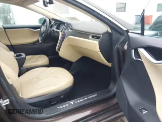 2013 Tesla Model S с VIN 5YJSA1CG0DFP14013, выставлен на аукционе IAAI как лот 42352134 с пробегом 99 996 миль миль и . История ставок и продаж доступна на DreamBid. Изображение 5.