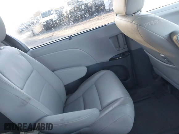 2017 Toyota Sienna XLE z VIN 5TDDZ3DC3HS171329, wystawiony jako IAAI lot #41136030 z przebiegiem 115 990 mil mil oraz . Historia ofert i sprzedaży dostępna na DreamBid. Obrazek 8.