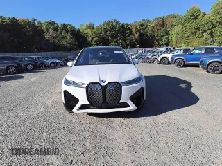 2025 BMW iX xDrive50 z VIN WB523CF00SCS98944, wystawiony jako Copart lot #79060344 z przebiegiem 8 mil mil oraz Szkody całkowita. Historia ofert i sprzedaży dostępna na DreamBid. Obrazek 5.