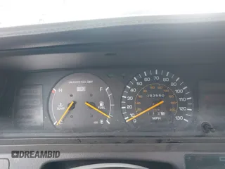 1990 Toyota Camry DLX z VIN 4T1SV21E7LU248206, wystawiony jako IAAI lot #41793635 z przebiegiem 83 550 mil mil oraz . Historia ofert i sprzedaży dostępna na DreamBid. Obrazek 7.