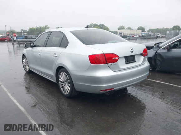 2011 Volkswagen Jetta SEL z VIN 3VWLX7AJ3BM351393, wystawiony jako IAAI lot #42241299 z przebiegiem 130 903 mil mil oraz . Historia ofert i sprzedaży dostępna na DreamBid. Obrazek 3.