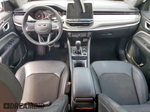 2025 Jeep Compass Latitude z VIN 3C4NJDBN1ST523066, wystawiony jako Copart lot #62210785 z przebiegiem 17 662 mil mil oraz Czysty tytuł • Clean title. Historia ofert i sprzedaży dostępna na DreamBid. Obrazek 8.