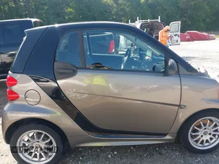 2013 Smart fortwo Pure z VIN WMEEJ3BA2DK697614, wystawiony jako IAAI lot #42405542 z przebiegiem 192 027 mil mil oraz . Historia ofert i sprzedaży dostępna na DreamBid. Obrazek 14.
