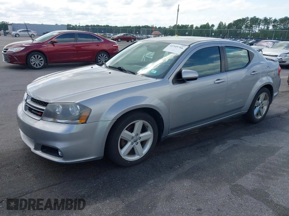 2013 Dodge Avenger SXT z VIN 1C3CDZCG7DN742374, wystawiony jako IAAI lot #42349766 z przebiegiem 110 867 mil mil oraz . Historia ofert i sprzedaży dostępna na DreamBid. Obrazek 2.