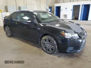 2012 Scion tC z VIN JTKJF5C70C3037571, wystawiony jako Copart lot #58036725 z przebiegiem 107 567 mil mil oraz Szkody całkowita. Historia ofert i sprzedaży dostępna na DreamBid. Obrazek 4.