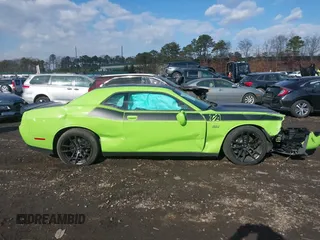 2023 Dodge Challenger R/T Scat Pack z VIN 2C3CDZFJ5PH527693, wystawiony jako IAAI lot #41428982 z przebiegiem 11 739 mil mil oraz . Historia ofert i sprzedaży dostępna na DreamBid. Obrazek 13.