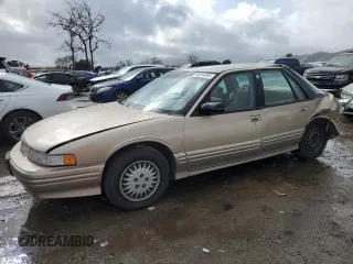 1996 Oldsmobile Cutlass Supreme S z VIN 1G3WH52M1TF334801, wystawiony jako Copart lot #44814585 z przebiegiem 106 295 mil mil oraz Szkody całkowita. Historia ofert i sprzedaży dostępna na DreamBid. Obrazek 1.