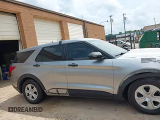 2020 Ford Police Interceptor z VIN 1FM5K8AC7LGB86327, wystawiony jako IAAI lot #42385569 z przebiegiem 87 835 mil mil oraz . Historia ofert i sprzedaży dostępna na DreamBid. Obrazek 13.