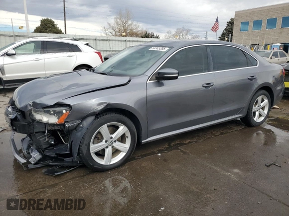 2013 Volkswagen Passat SE z VIN 1VWBH7A38DC021974, wystawiony jako Copart lot #50365355 z przebiegiem 127 888 mil mil oraz Szkoda całkowita • Salvage title. Historia ofert i sprzedaży dostępna na DreamBid. Obrazek 1.