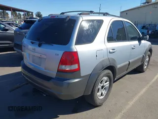 2004 Kia Sorento LX z VIN KNDJD733X45297844, wystawiony jako IAAI lot #41510715 z przebiegiem 222 676 mil mil oraz . Historia ofert i sprzedaży dostępna na DreamBid. Obrazek 4.