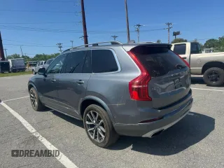 2016 Volvo XC90 T6 Momentum z VIN YV4A22PK3G1075472, wystawiony jako Copart lot #59800535 z przebiegiem 96 270 mil mil oraz Czysty tytuł • Clean title. Historia ofert i sprzedaży dostępna na DreamBid. Obrazek 3.