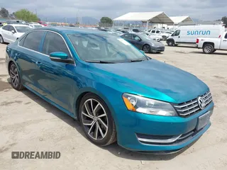 2014 Volkswagen Passat SE z VIN 1VWBN7A32EC043821, wystawiony jako IAAI lot #42047327 z przebiegiem 104 403 mil mil oraz . Historia ofert i sprzedaży dostępna na DreamBid. Obrazek 1.