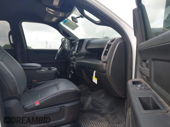 2024 Ram 2500 Tradesman z VIN 3C6UR5HJ2RG234917, wystawiony jako IAAI lot #42247031 z przebiegiem 26 718 mil mil oraz . Historia ofert i sprzedaży dostępna na DreamBid. Obrazek 5.