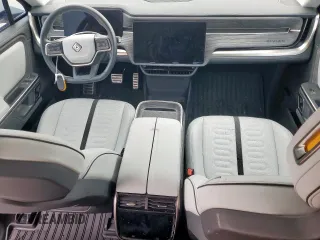 2022 Rivian R1T Adventure z VIN 7FCTGAAA8NN013508, wystawiony jako Copart lot #50834485 z przebiegiem Nie podano mil oraz Szkody całkowita. Historia ofert i sprzedaży dostępna na DreamBid. Obrazek 8.