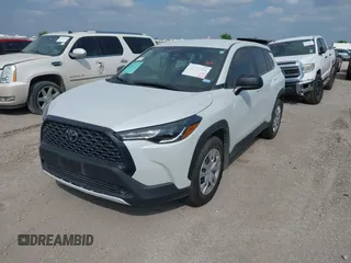 2023 Toyota Corolla Cross L z VIN 7MUAAAAG7PV070367, wystawiony jako IAAI lot #41794154 z przebiegiem 21 407 mil mil oraz . Historia ofert i sprzedaży dostępna na DreamBid. Obrazek 2.