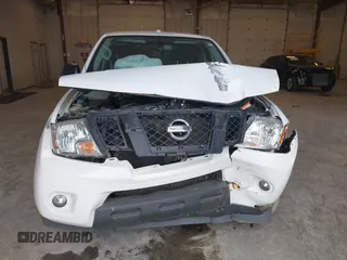 2018 Nissan Frontier SV z VIN 1N6DD0FV7JN718221, wystawiony jako IAAI lot #42118492 z przebiegiem 132 413 mil mil oraz . Historia ofert i sprzedaży dostępna na DreamBid. Obrazek 12.