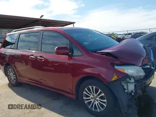 2018 Toyota Sienna XLE Auto Access Seat z VIN 5TDYZ3DC1JS909295, wystawiony jako IAAI lot #42482553 z przebiegiem 132 420 mil mil oraz . Historia ofert i sprzedaży dostępna na DreamBid. Obrazek 13.