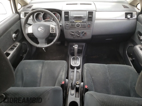 2010 Nissan Versa S z VIN 3N1BC1CP1AL447295, wystawiony jako Copart lot #53544455 z przebiegiem 310 809 mil mil oraz Szkoda całkowita • Salvage title. Historia ofert i sprzedaży dostępna na DreamBid. Obrazek 8.