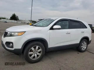 2013 Kia Sorento LX с VIN 5XYKT3A10DG417367, выставлен на аукционе Copart как лот 54927755 с пробегом 172 442 миль миль и Списание • Salvage title. История ставок и продаж доступна на DreamBid. Изображение 1.