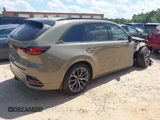 2025 Mazda CX-70 S Premium с VIN JM3KJDHCXS1113115, выставлен на аукционе IAAI как лот 42179954 с пробегом 5 758 миль миль и . История ставок и продаж доступна на DreamBid. Изображение 4.