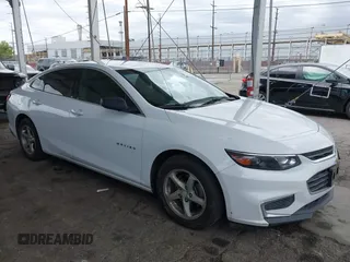 2018 Chevrolet Malibu LS z VIN 1G1ZB5ST6JF217727, wystawiony jako IAAI lot #42257147 z przebiegiem 197 193 mil mil oraz . Historia ofert i sprzedaży dostępna na DreamBid. Obrazek 1.