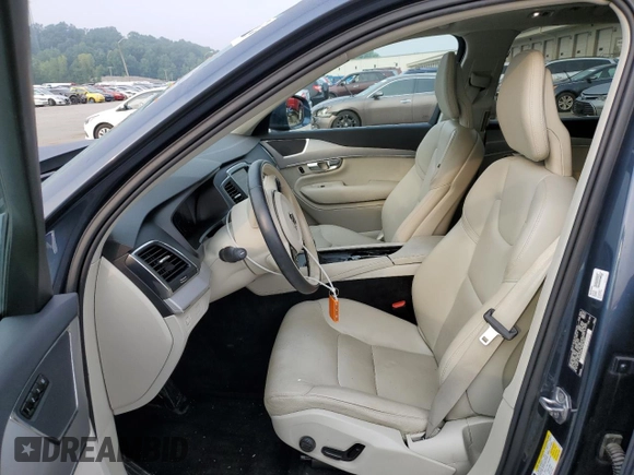 2021 Volvo XC90 Momentum with VIN YV4102PK4M1671000, listed as a Copart auction lot 64137584 with 38,248 mi miles and Salvage Title. Bid and sale history available at carsss.com. Image 7.