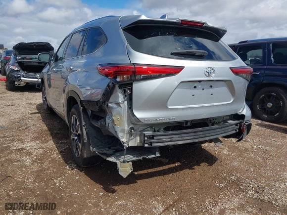 2020 Toyota Highlander XLE with VIN 5TDGZRAH5LS502260, listed as a IAAI auction lot 41743209 with 105,108 mi miles. Bid and sale history available at carsss.com. Image 6.