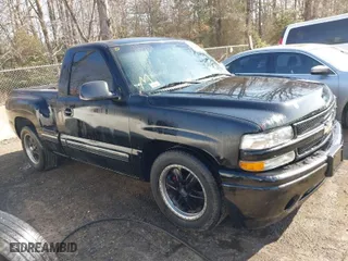 2000 Chevrolet Silverado 1500 with VIN 1GCEC14W7YZ263739, listed as a IAAI auction lot 41692465 with 323,981 mi miles. Bid and sale history available at carsss.com. Image 1.