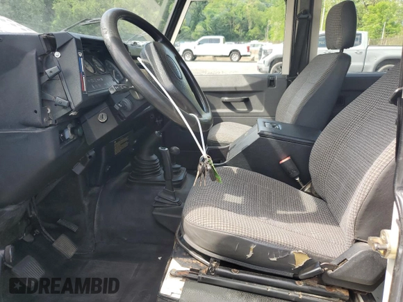 1996 Land Rover Defender с VIN SALLDHM68TA991998, выставлен на аукционе Copart как лот 57596025 с пробегом 150 656 миль миль и Списание • Salvage title. История ставок и продаж доступна на DreamBid. Изображение 7.