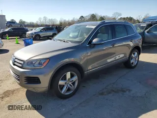2013 Volkswagen Touareg Exec z VIN WVGEF9BP8DD010465, wystawiony jako Copart lot #48802075 z przebiegiem 149 491 mil mil oraz Tytuł czysty. Historia ofert i sprzedaży dostępna na DreamBid. Obrazek 1.
