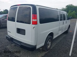 2020 Chevrolet Express Passenger LS z VIN 1GAZGNFP7L1212812, wystawiony jako IAAI lot #42263328 z przebiegiem 350 936 mil mil oraz . Historia ofert i sprzedaży dostępna na DreamBid. Obrazek 4.