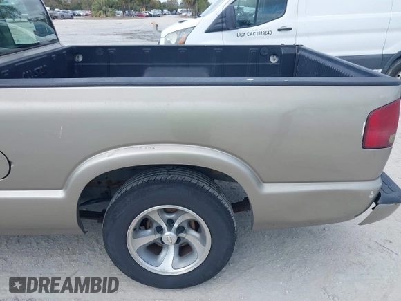 2000 Chevrolet S-10 LS with VIN 1GCCS1942YK156897, listed as a IAAI auction lot 41709047 with 131,331 mi miles. Bid and sale history available at carsss.com. Image 16.