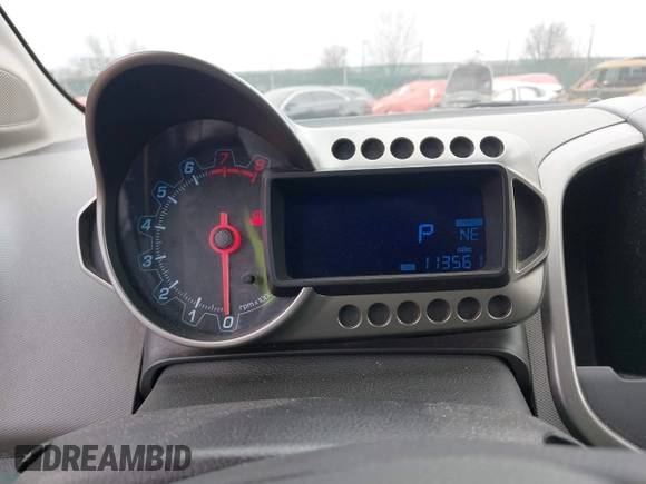 2012 Chevrolet Sonic LT z VIN 1G1JC5SH0C4173373, wystawiony jako IAAI lot #41628285 z przebiegiem 113 561 mil mil oraz . Historia ofert i sprzedaży dostępna na DreamBid. Obrazek 7.