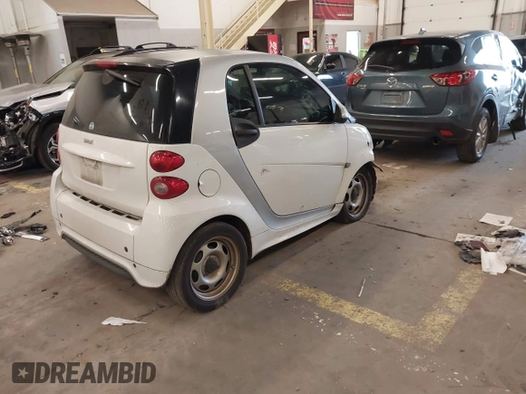 2015 Smart fortwo Passion with VIN WMEEJ3BA1FK805997, listed as a IAAI auction lot 41900723 with 102,185 mi miles. Bid and sale history available at carsss.com. Image 4.