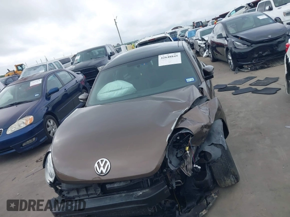 2013 Volkswagen Beetle 2.5L z VIN 3VWHX7AT0DM685648, wystawiony jako IAAI lot #42648849 z przebiegiem 118 187 mil mil oraz . Historia ofert i sprzedaży dostępna na DreamBid. Obrazek 13.
