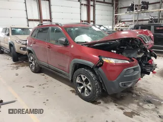 2015 Jeep Cherokee Trailhawk z VIN 1C4PJMBS7FW646577, wystawiony jako IAAI lot #41404911 z przebiegiem 85 343 mil mil oraz . Historia ofert i sprzedaży dostępna na DreamBid. Obrazek 1.