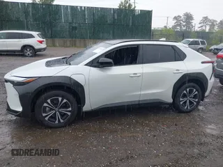 2024 Toyota bZ4X XLE z VIN JTMABACA6RA083823, wystawiony jako IAAI lot #42226912 z przebiegiem 7057 mil mil oraz . Historia ofert i sprzedaży dostępna na DreamBid. Obrazek 14.