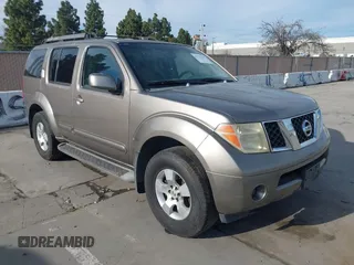 2005 Nissan Pathfinder SE z VIN 5N1AR18W95C765573, wystawiony jako IAAI lot #41732127 z przebiegiem 294 980 mil mil oraz . Historia ofert i sprzedaży dostępna na DreamBid. Obrazek 1.