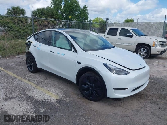 2025 Tesla Model Y Long Range with VIN 7SAYGDEE2SA337378, listed as a IAAI auction lot 41940840 with 1,676 mi miles and . Bid and sale history available at DreamBid. Image 1.