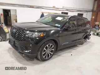 2025 Ford Explorer ST-Line z VIN 1FMUK8KH5SGA50542, wystawiony jako IAAI lot #42023496 z przebiegiem 8 419 mil mil oraz . Historia ofert i sprzedaży dostępna na DreamBid. Obrazek 2.